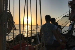 Cartagena, Colombia: Crucero Pirata al Atardecer con Barra Libre