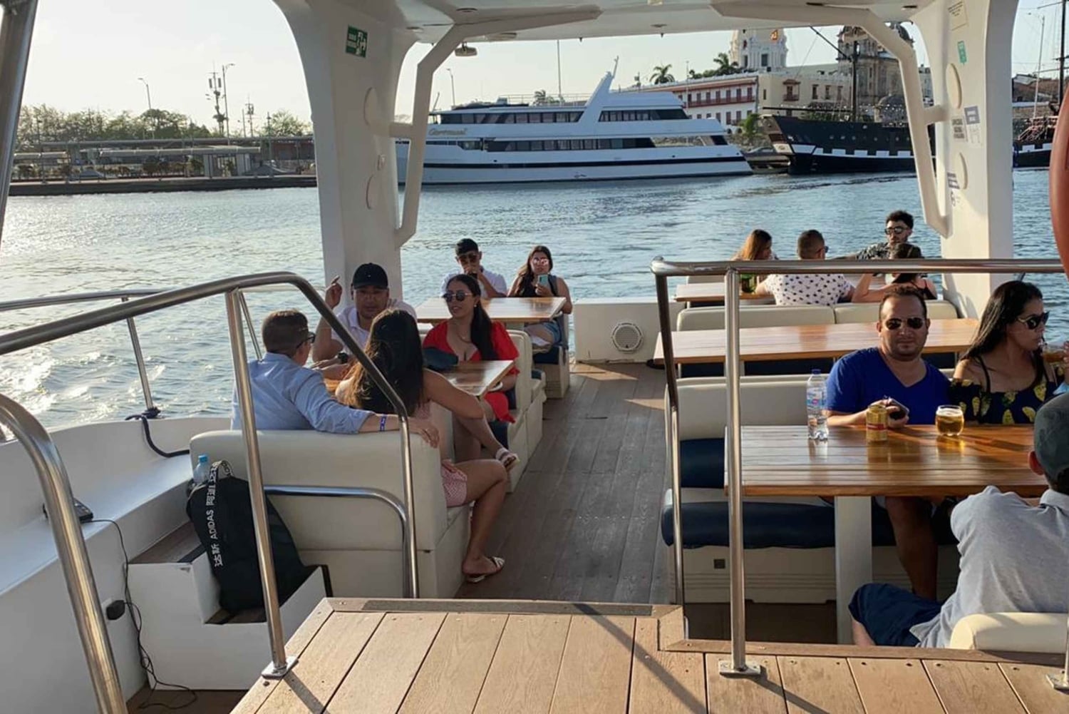 Cartagena: Crociera nella baia con cena e vino