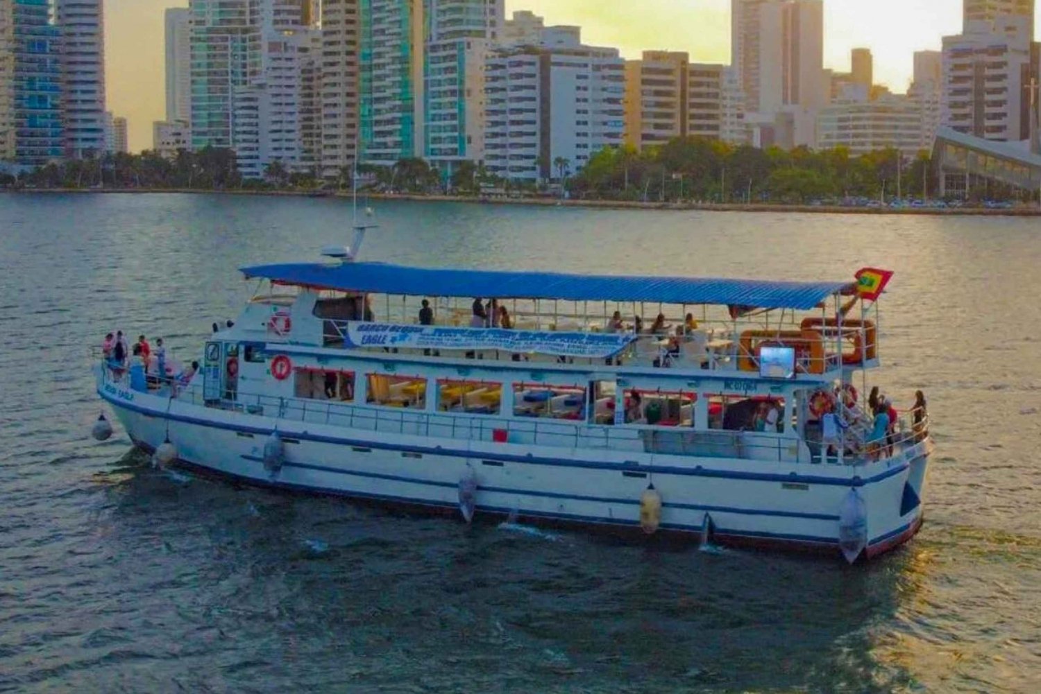 Cartagena de Indias: Crucero al Atardecer Barra Libre con Espectáculo de Baile