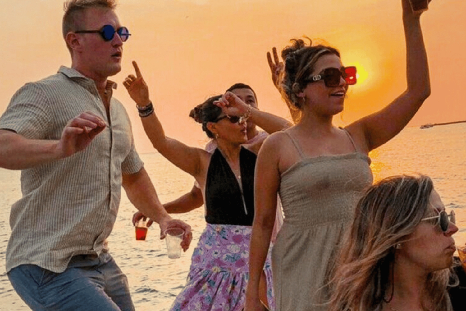 Cartagena de Indias: Solnedgangskrydstogt med åben bar og danseshow