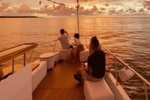 Cartagena de Indias: Solnedgangskrydstogt med åben bar og danseshow