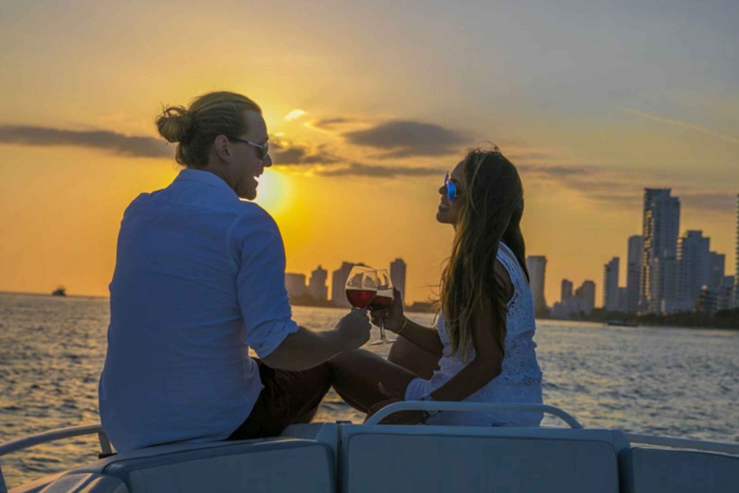 Cartagena: Cena en barco mientras navegas por la Bahía