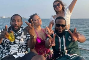 Cartagena: Solnedgang i båd i bugten med musik og sprut