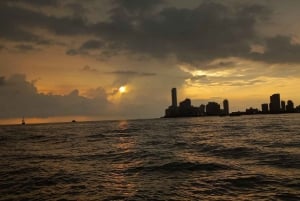 Cartagena: Solnedgang i båd i bugten med musik og sprut