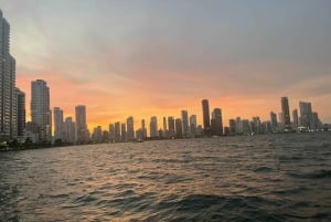 Cartagena: Solnedgang i båd i bugten med musik og sprut
