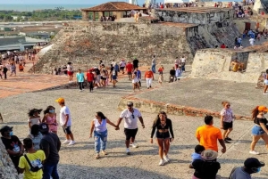 Cartagena: esplora la città con un tour a bordo di una chiva tipica (un tipico autobus locale)