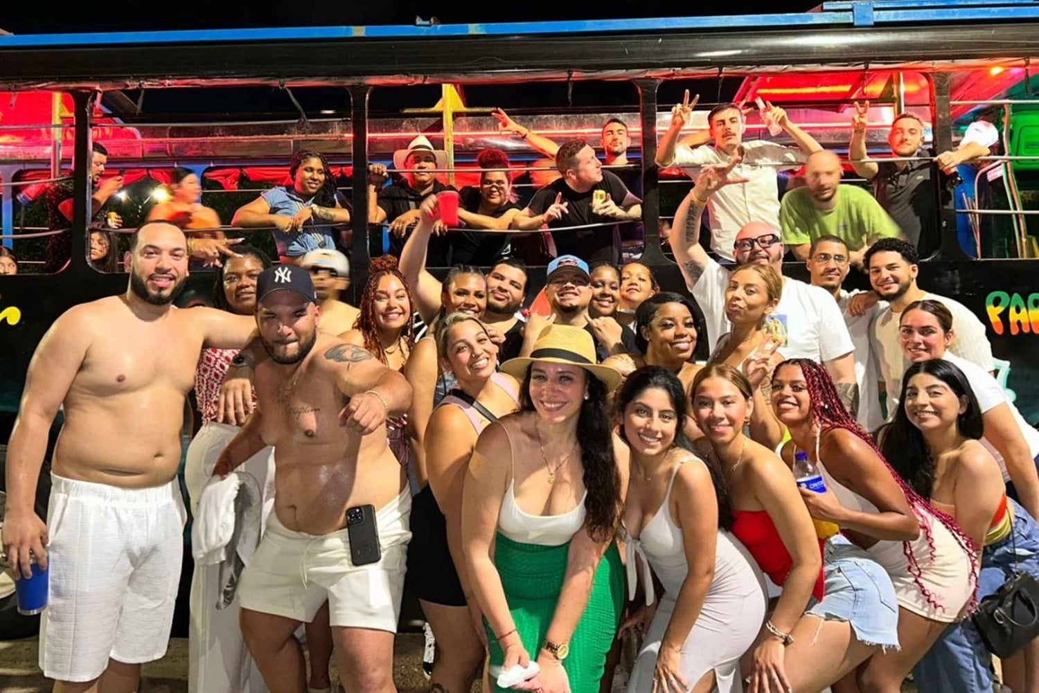 Cartagena: Lustiger Partybus mit Tanzfläche und guter Musik