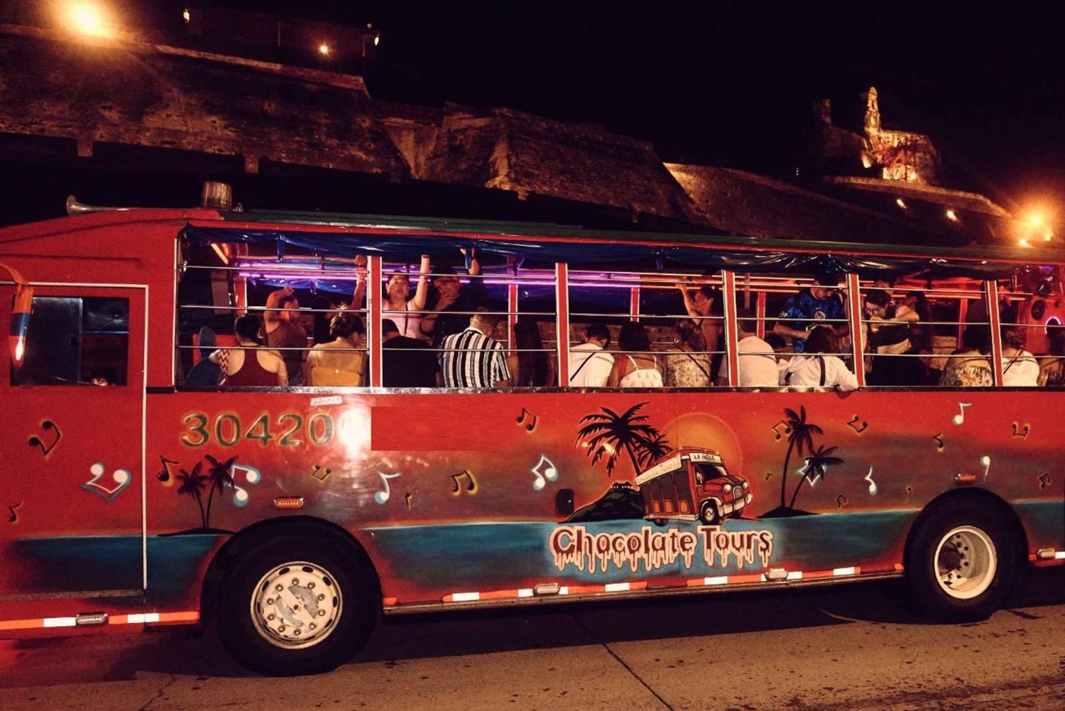 Cartagena: Lustiger Partybus mit Tanzfläche und guter Musik