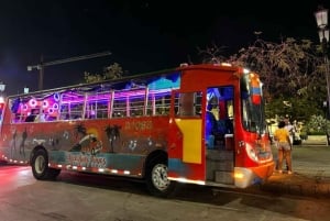 Cartagena: Lustiger Partybus mit Tanzfläche und guter Musik