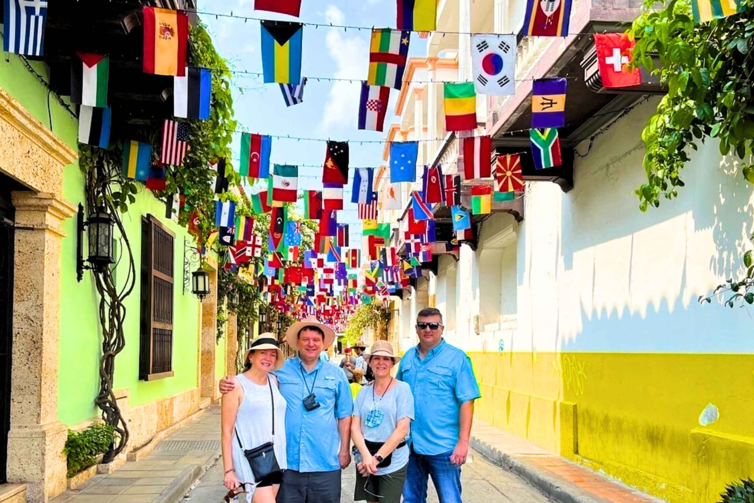 Cartagena: Guided Old City Walking Tour with Food and Drinks