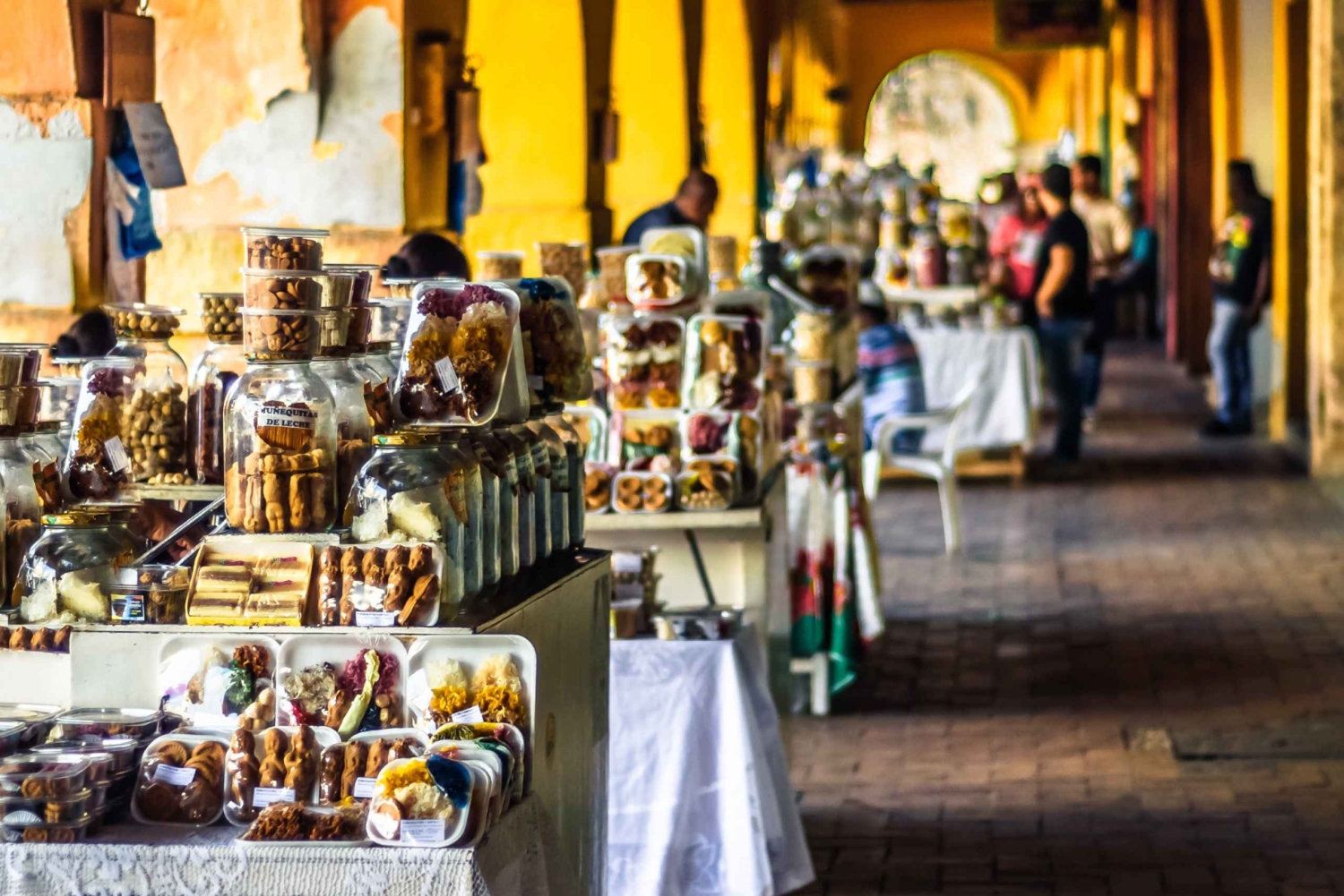Cartagena: Guided Old City Walking Tour with Food and Drinks