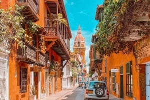 Cartagena: Guided Old City Walking Tour with Food and Drinks