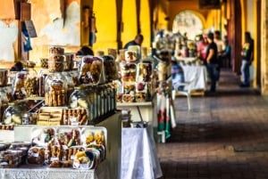 Cartagena: Guided Old City Walking Tour with Food and Drinks