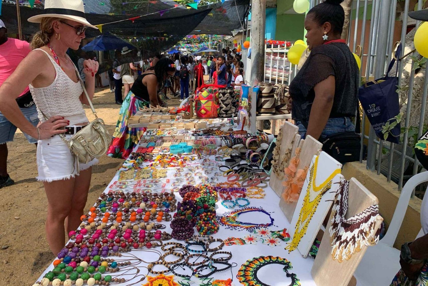 Cartagena: handicraft workshop with flakes and coconut guided by local craftswomen