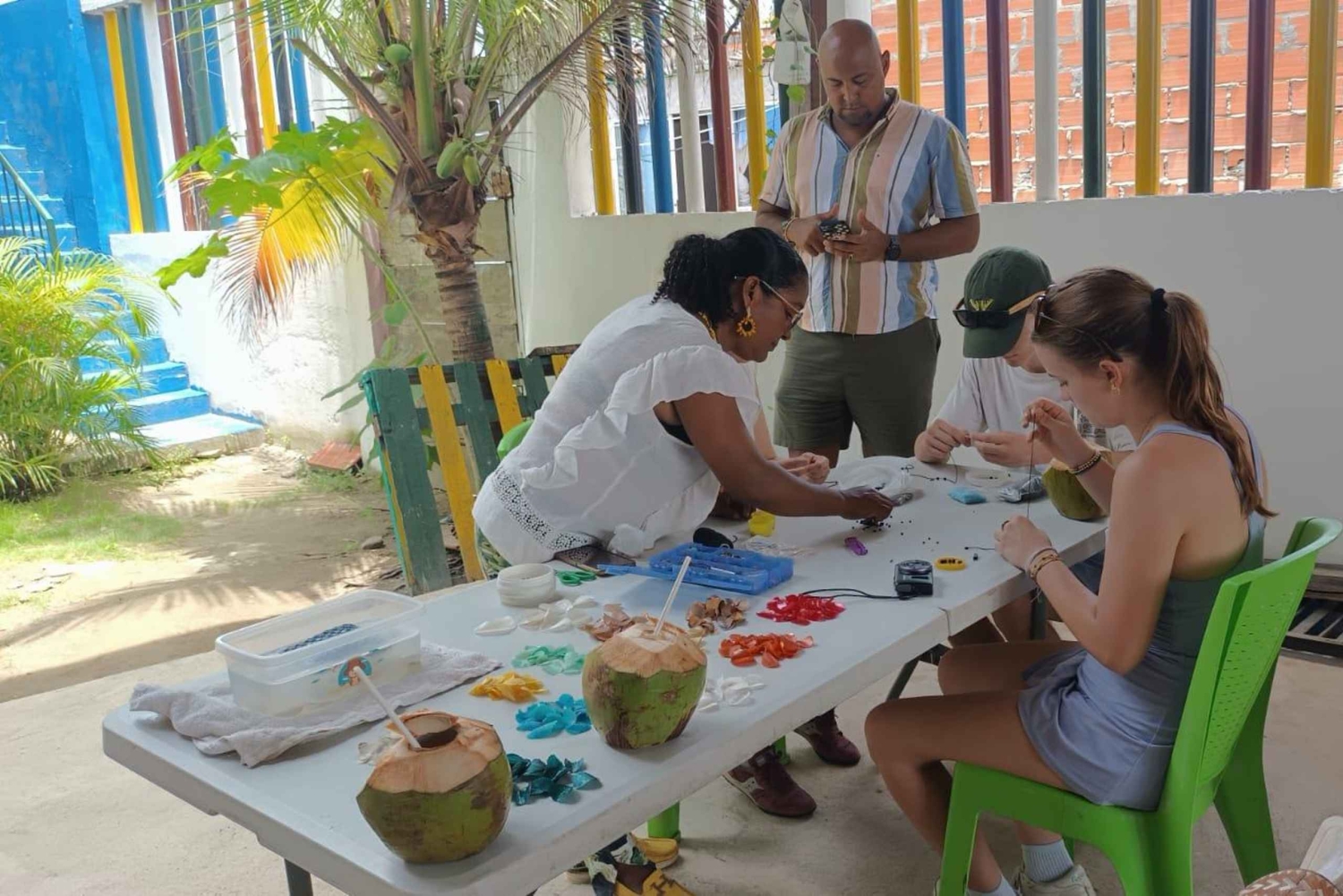 Kartagena: warsztaty rzemieślnicze z wykorzystaniem łusek i kokosa prowadzone przez lokalne rzemieślniczki
