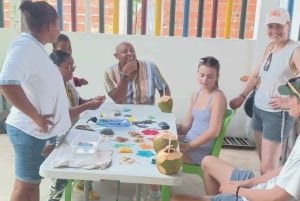 Cartagena: handicraft workshop with flakes and coconut guided by local craftswomen