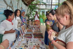 Kartagena: warsztaty rzemieślnicze z wykorzystaniem łusek i kokosa prowadzone przez lokalne rzemieślniczki