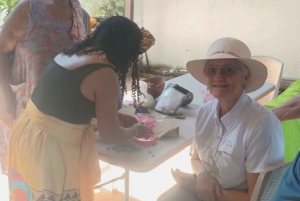 Kartagena: warsztaty rzemieślnicze z wykorzystaniem łusek i kokosa prowadzone przez lokalne rzemieślniczki