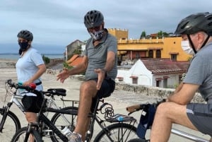 Cartagena: Historic & Movie Bike or Walking Tour