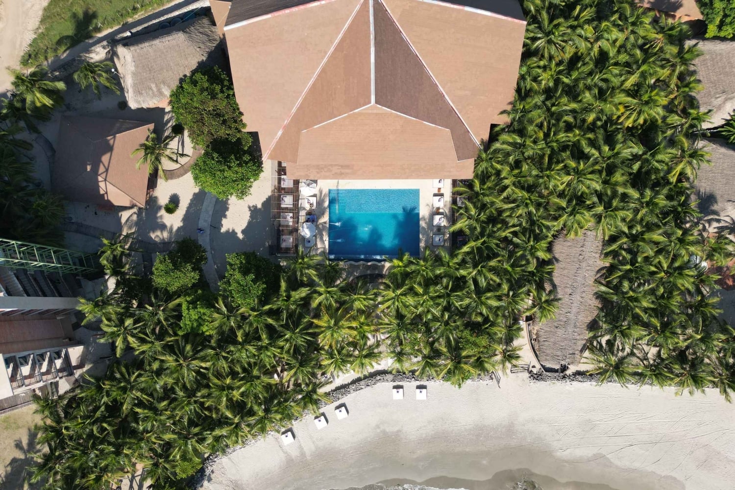 カルタヘナ発：アトロンビーチクラブへの日帰りツアー（ランチ付き）