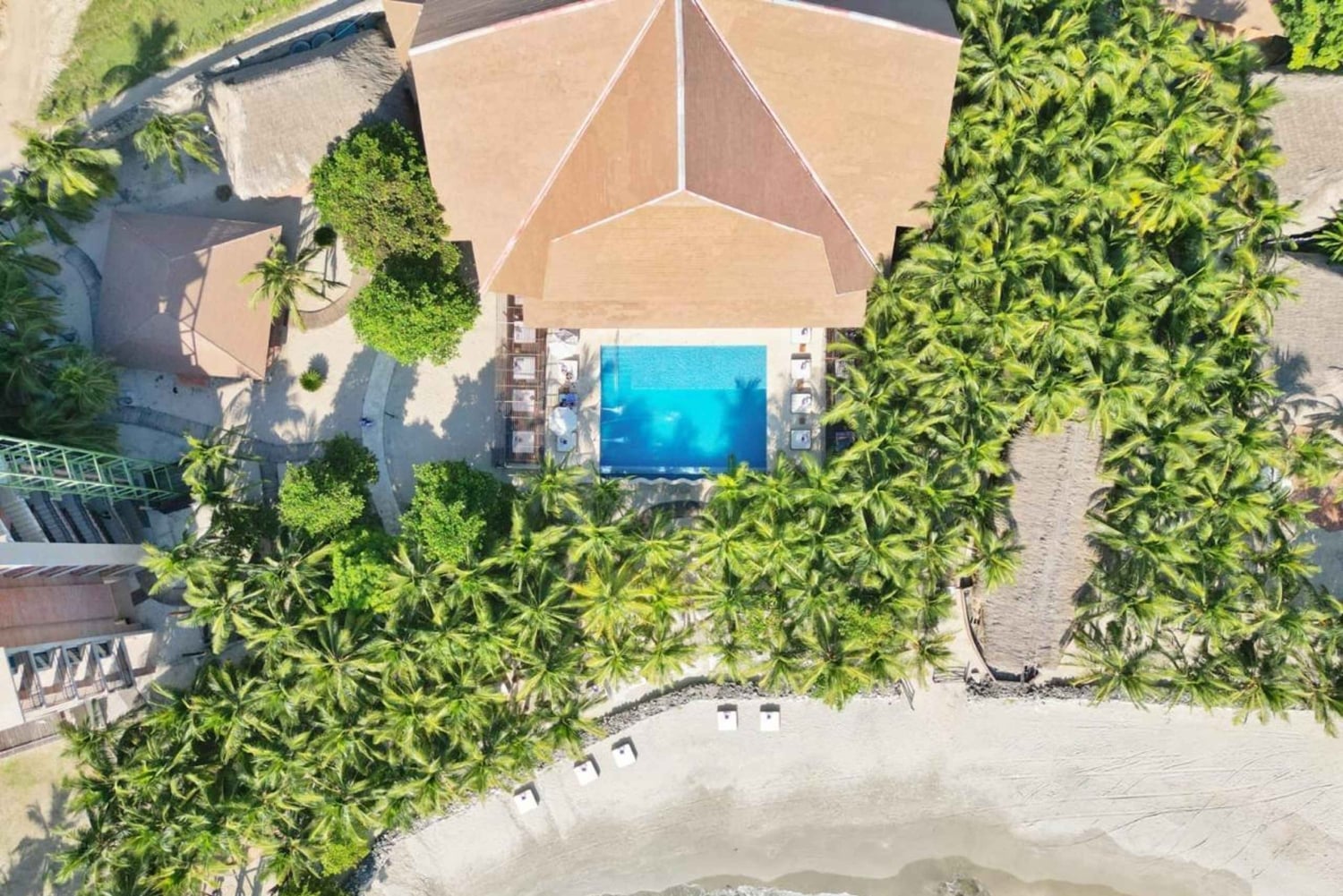 カルタヘナ発：アトロンビーチクラブへの日帰りツアー（ランチ付き）