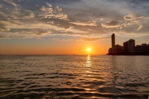 Cartagena: Sunset VIP Bay Tour with Open Bar, Snack and Club