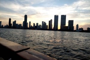 Cartagena: Sunset VIP Bay Tour with Open Bar, Snack and Club