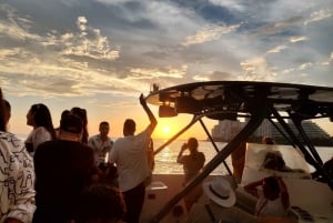 Cartagena: Sunset VIP Bay Tour with Open Bar, Snack and Club