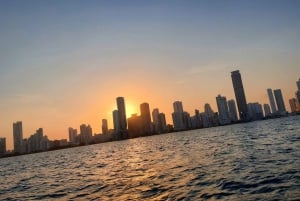 Cartagena: Sunset VIP Bay Tour with Open Bar, Snack and Club