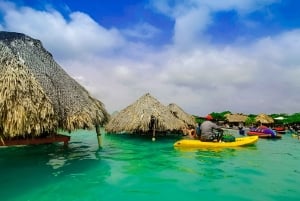 Cartagena: Party Boat till Cholon Beach med 2 drinkar och lunch