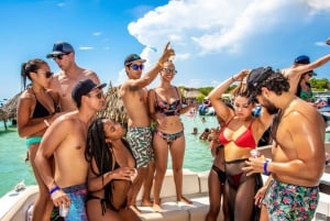 Cartagena: Fiesta en Barco a la Isla del Cholón con Barra Libre y Almuerzo