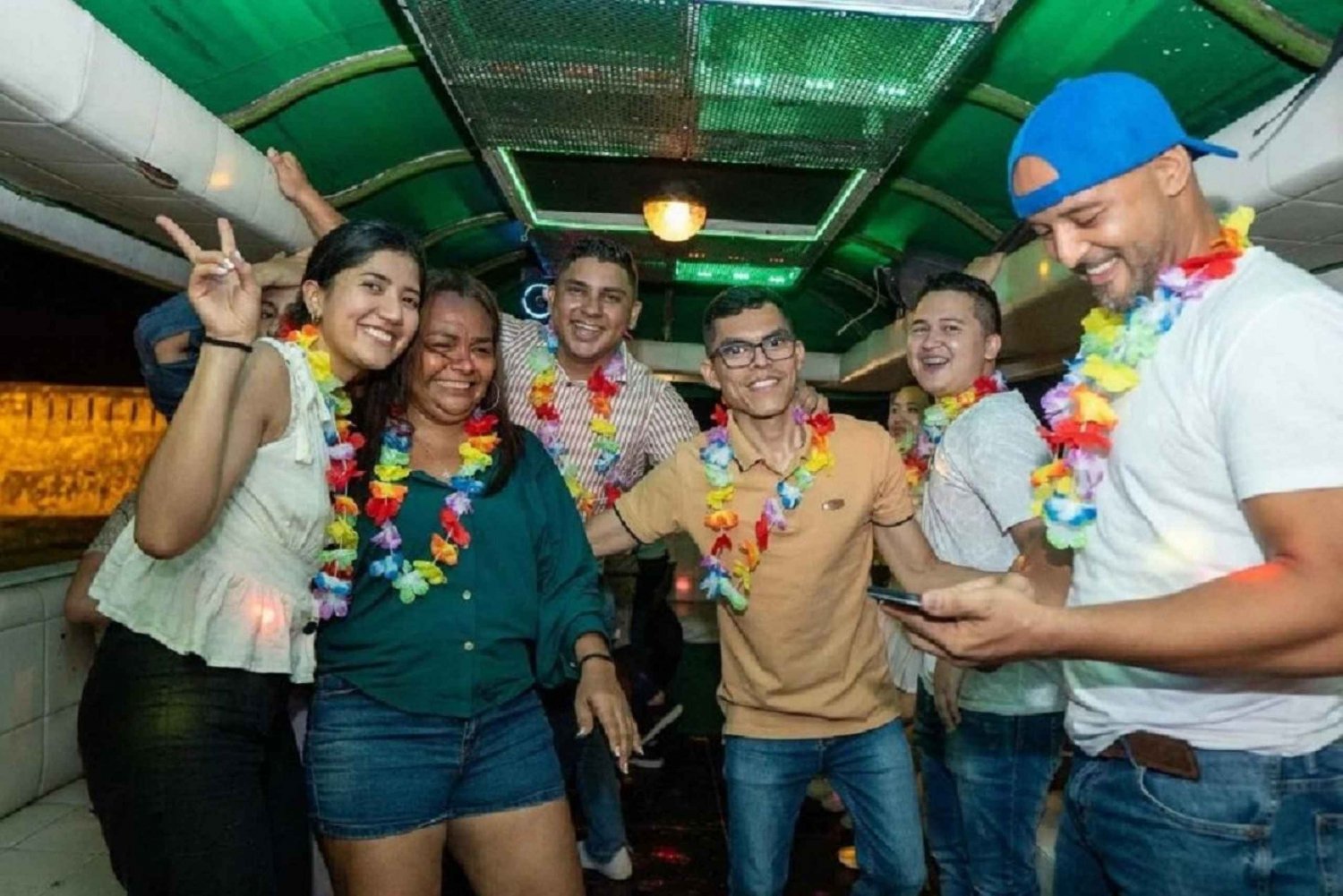 Cartagena: Recorre la ciudad de rumba en un autobús típico +licor