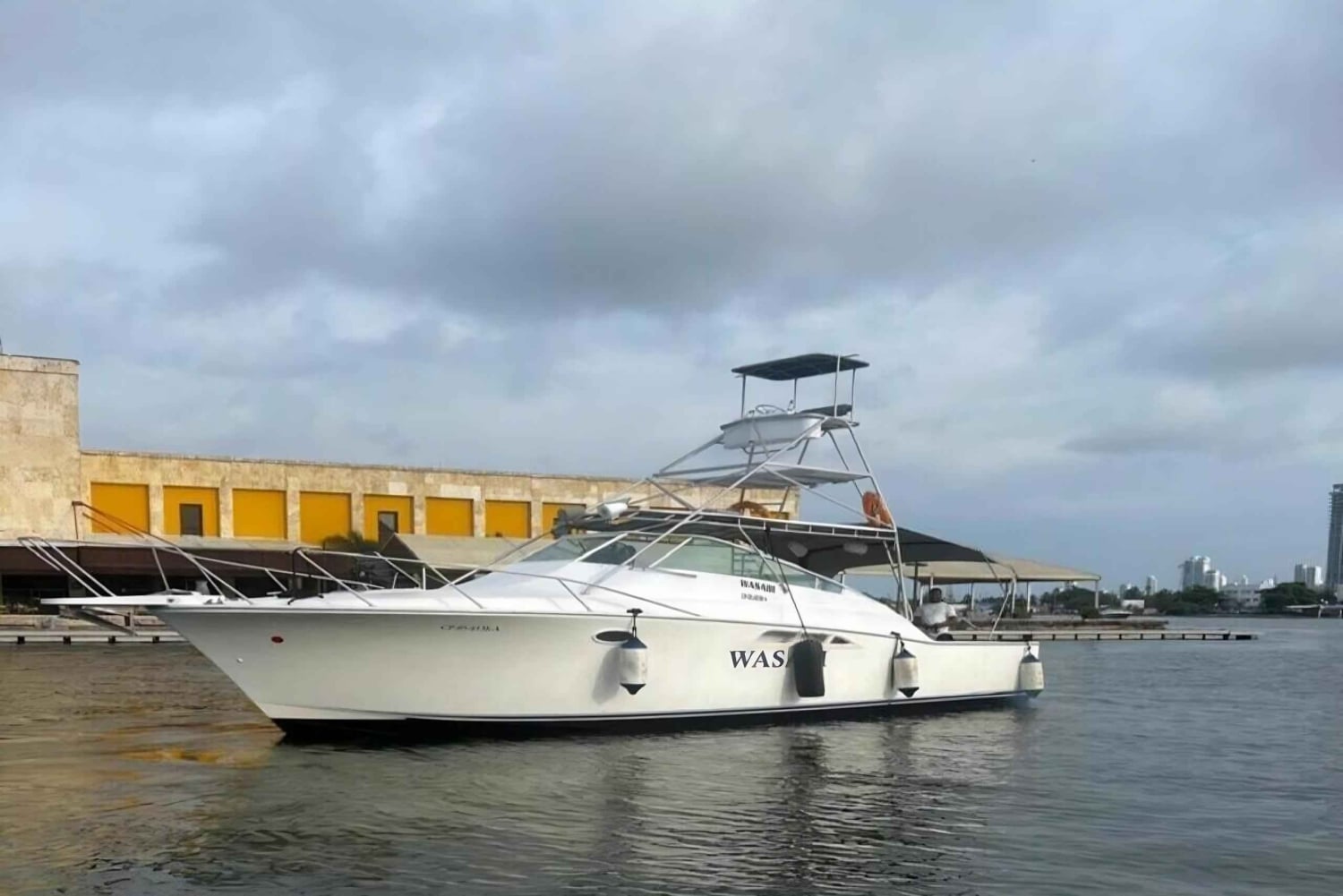 Cartagena: PartybayYacht med åben bar og DJ om bord!