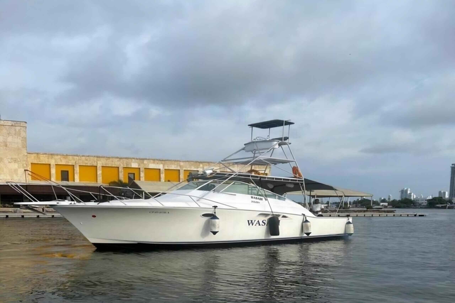 Cartagena: PartybayYacht con open bar e DJ a bordo!