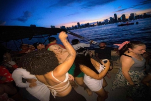 Cartagena: PartybayYacht med åben bar og DJ om bord!