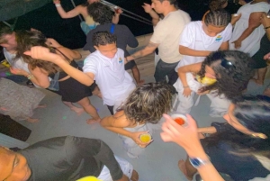 Cartagena: PartybayYacht con open bar e DJ a bordo!