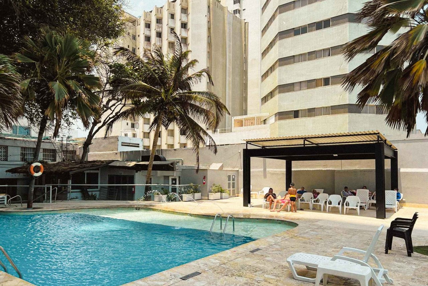 Cartagena: Pooldag på Hotel Playa Club foran havet i Bocagrande