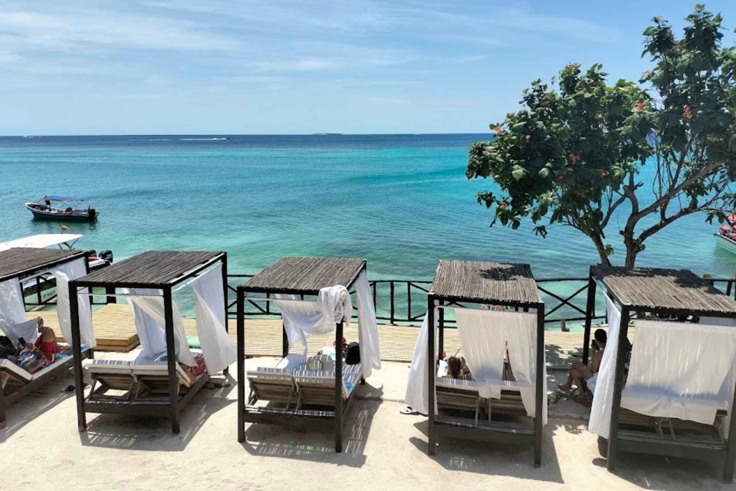 カルタヘナソル・イ・パパヤ・ビーチクラブ（Sol y Papaya Beachclub） - アイラ・グランデ（Isla Grande）日帰りツアー！