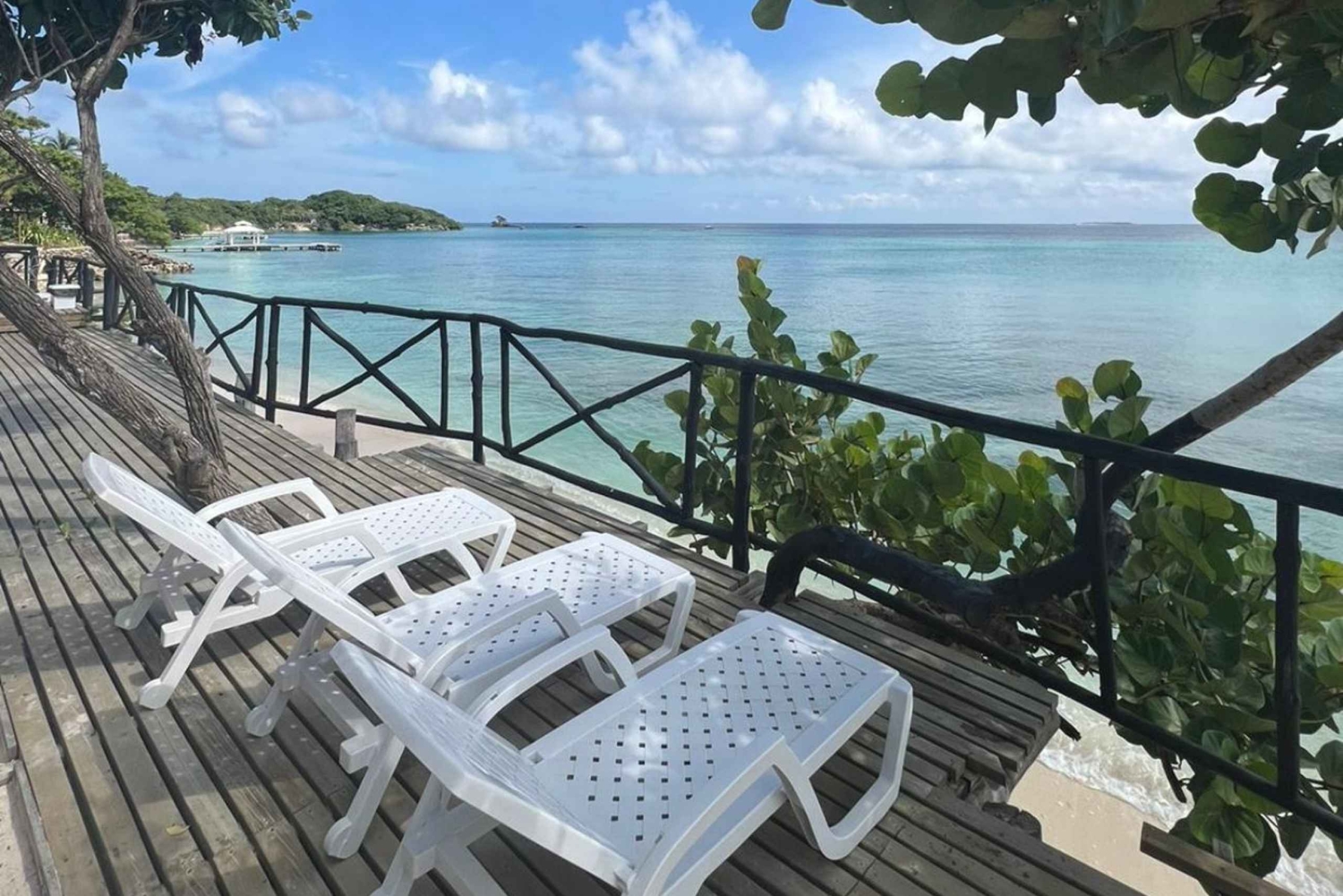 カルタヘナソル・イ・パパヤ・ビーチクラブ（Sol y Papaya Beachclub） - アイラ・グランデ（Isla Grande）日帰りツアー！