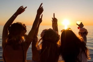Cartagena: Sunset Open Bar Cruise in Catamaran or Speedboat