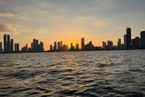 Cartagena: Sunset boat party with drinks