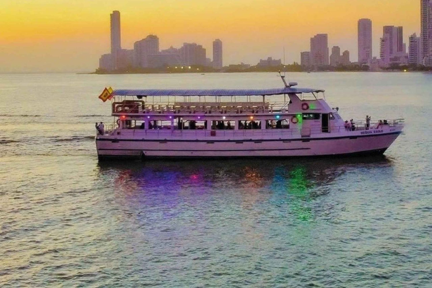 Cartagena: Solnedgang på båd i bugten med åben bar og musikalsk show!