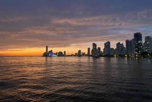 Carthagène : Coucher de soleil en bateau dans la baie avec bar ouvert et spectacle musical !
