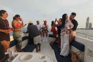 Cartagena: Tour en barco al atardecer con barra libre y aperitivos