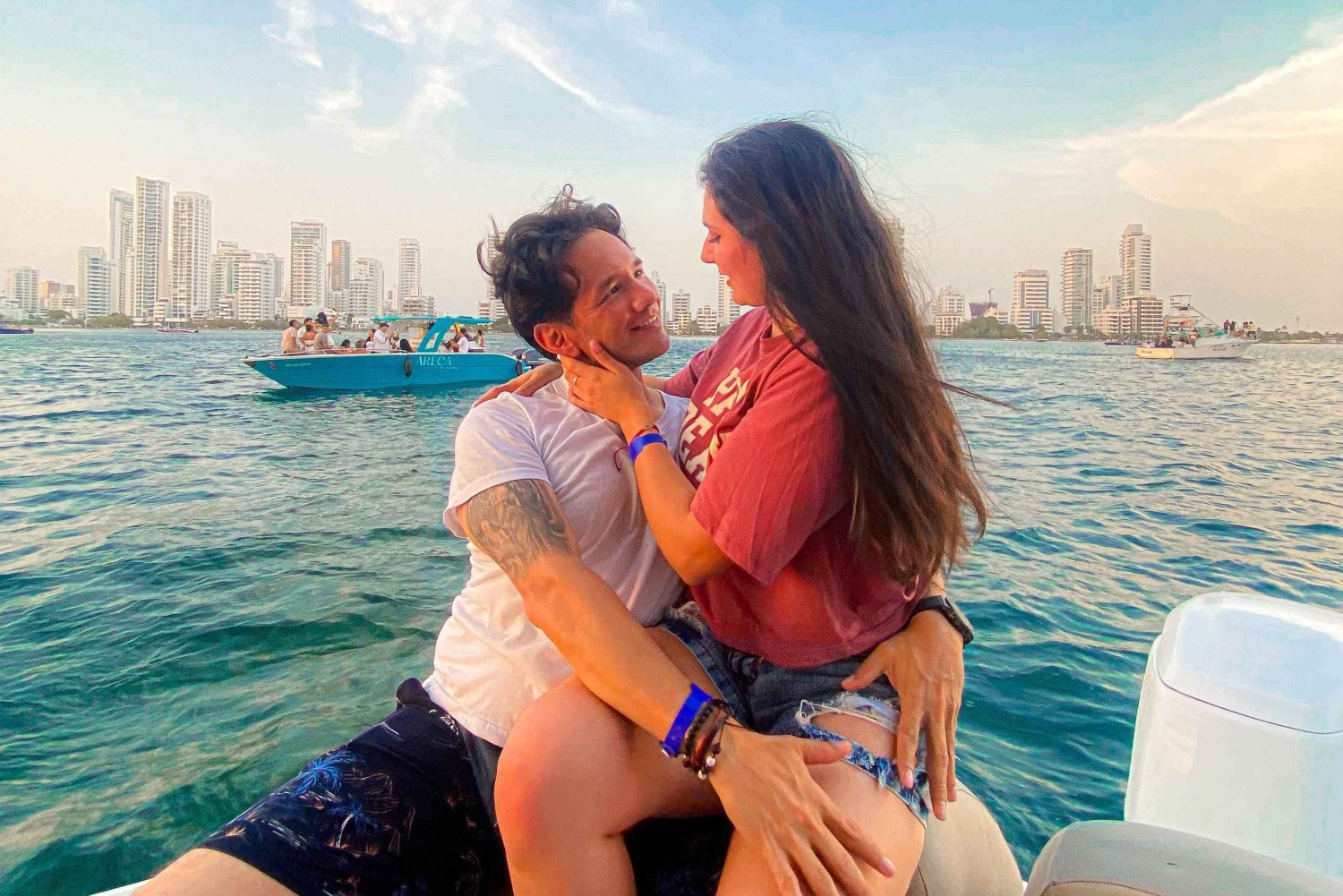 カルタヘナ：音楽とお酒を楽しみながら湾のボートで夕日を眺める