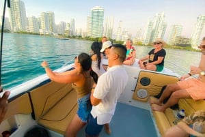 Cartagena: Solnedgang i båd i bugten med musik og sprut