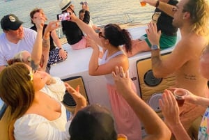 Cartagena: Solnedgang i båd i bugten med musik og sprut