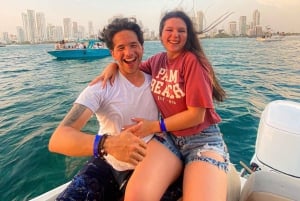 Cartagena: Solnedgang i båd i bugten med musik og sprut