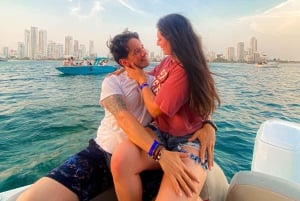 Cartagena: Solnedgang i båd i bugten med musik og sprut