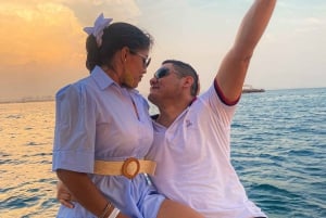 Cartagena: Solnedgang i båd i bugten med musik og sprut